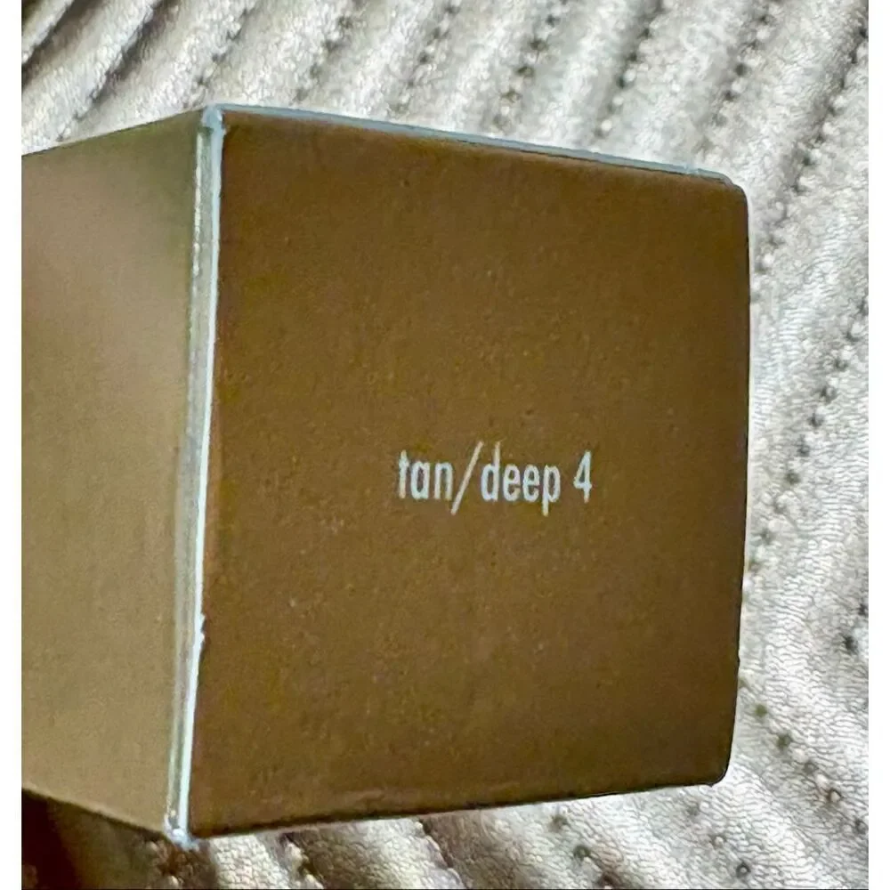 STILA - NWTIB - Hide & Chic Fluid Foundation in Tan/Deep 4.